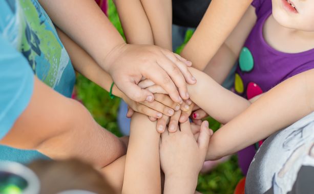 Mains d'enfants jointes