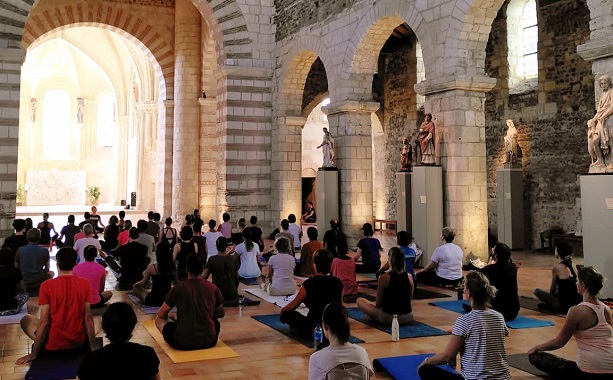 Personnes pratiquant le Yoga dans la Collégiale