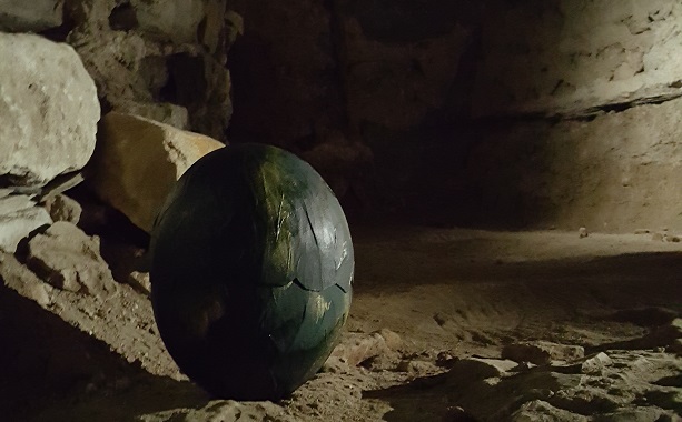 Gros oeuf entouré de terre et de pierres