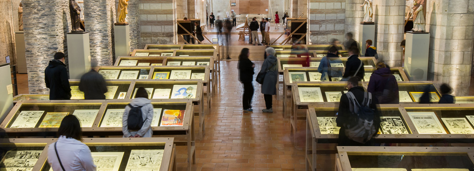 Visiteurs durant l’exposition Des images et des mots